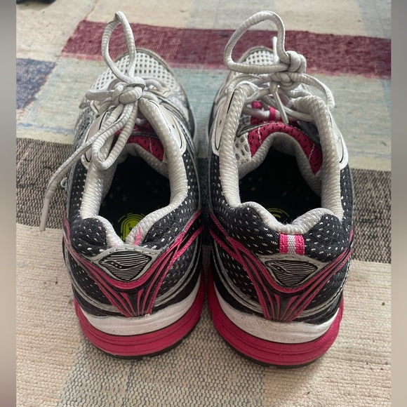 Saucony Women’s Running Shoes - Picture 3 of 5